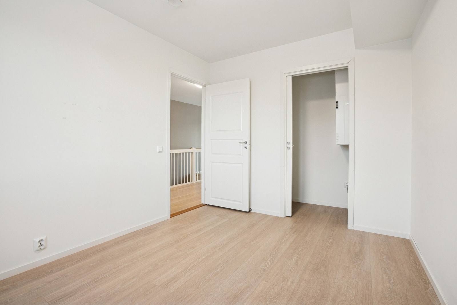 Soverommet har innvendig bod som fint kan brukes som walk-in klesskap. Galleribilde