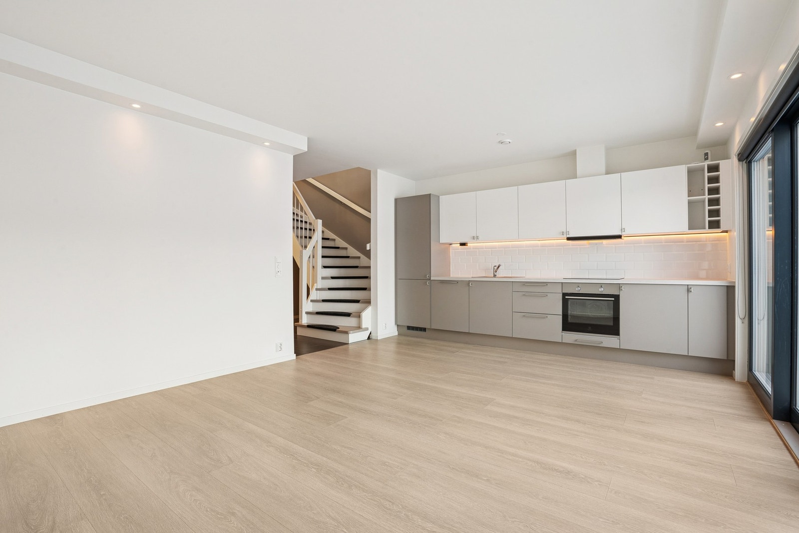 Boligens 1.etasje består av entré, bad, soverom og stue med åpen kjøkkenløsning. Galleribilde