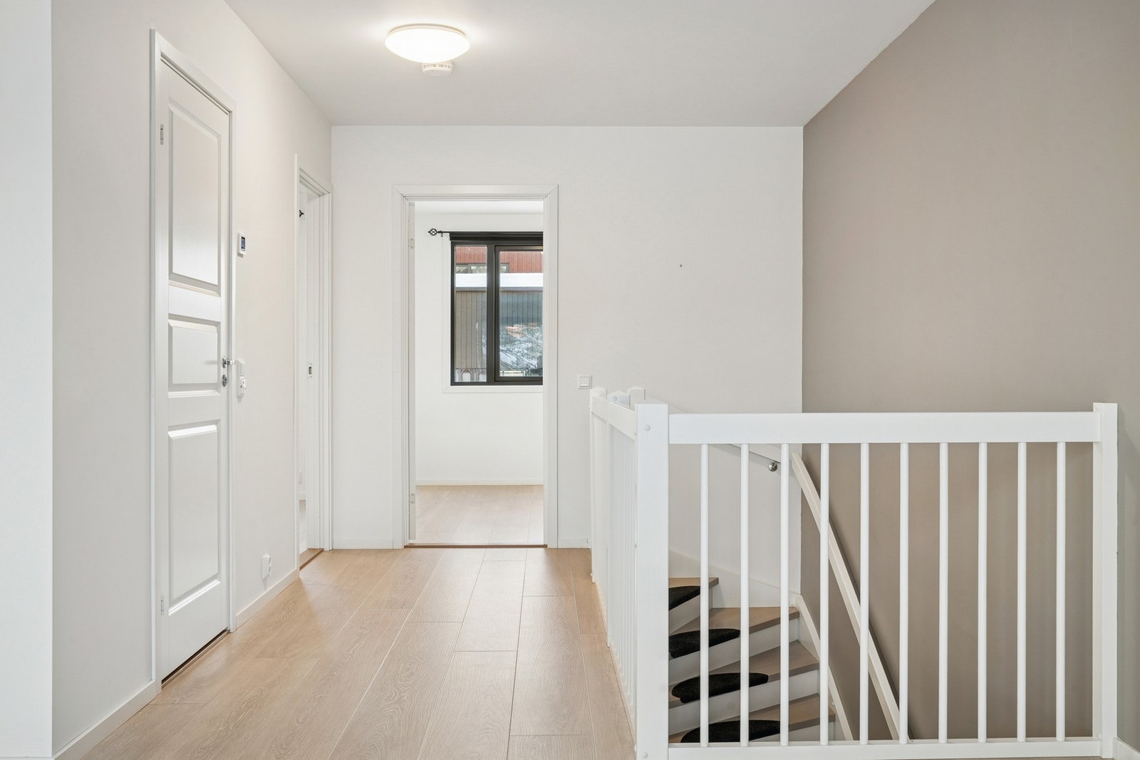 Boligens 2.etasje består av trappegang, bad, to soverom og stue. Galleribilde