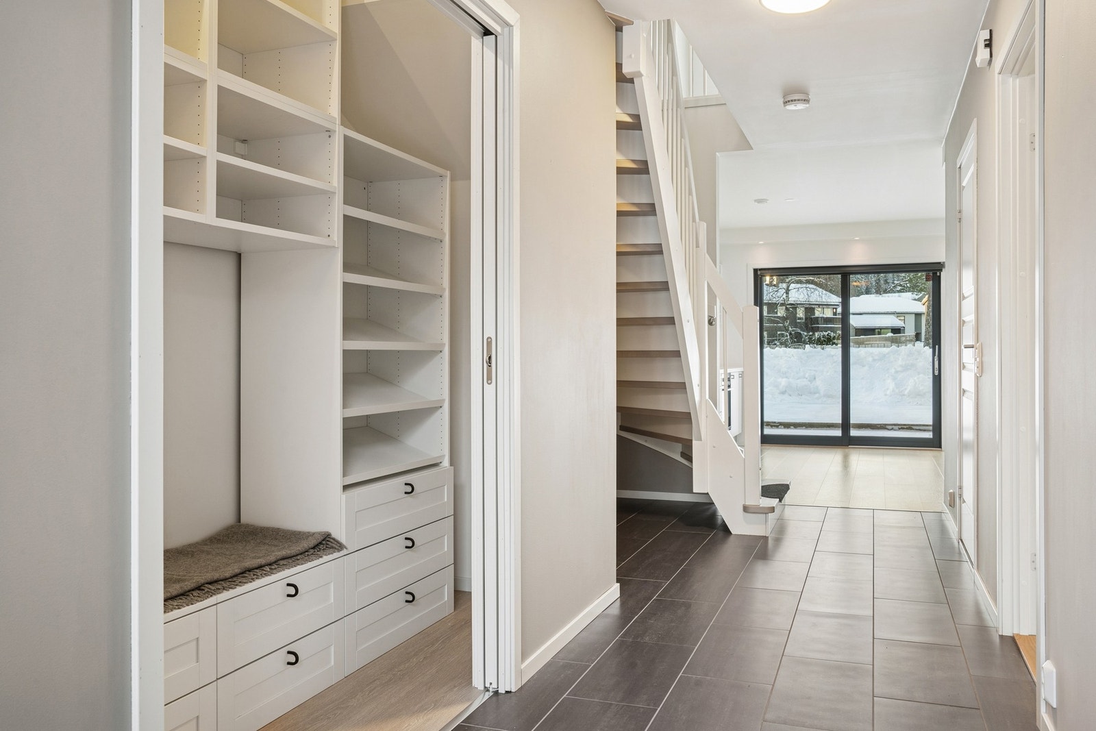 Entréen har rikelig med oppbevaringsplass for sko og yttertøy. Galleribilde