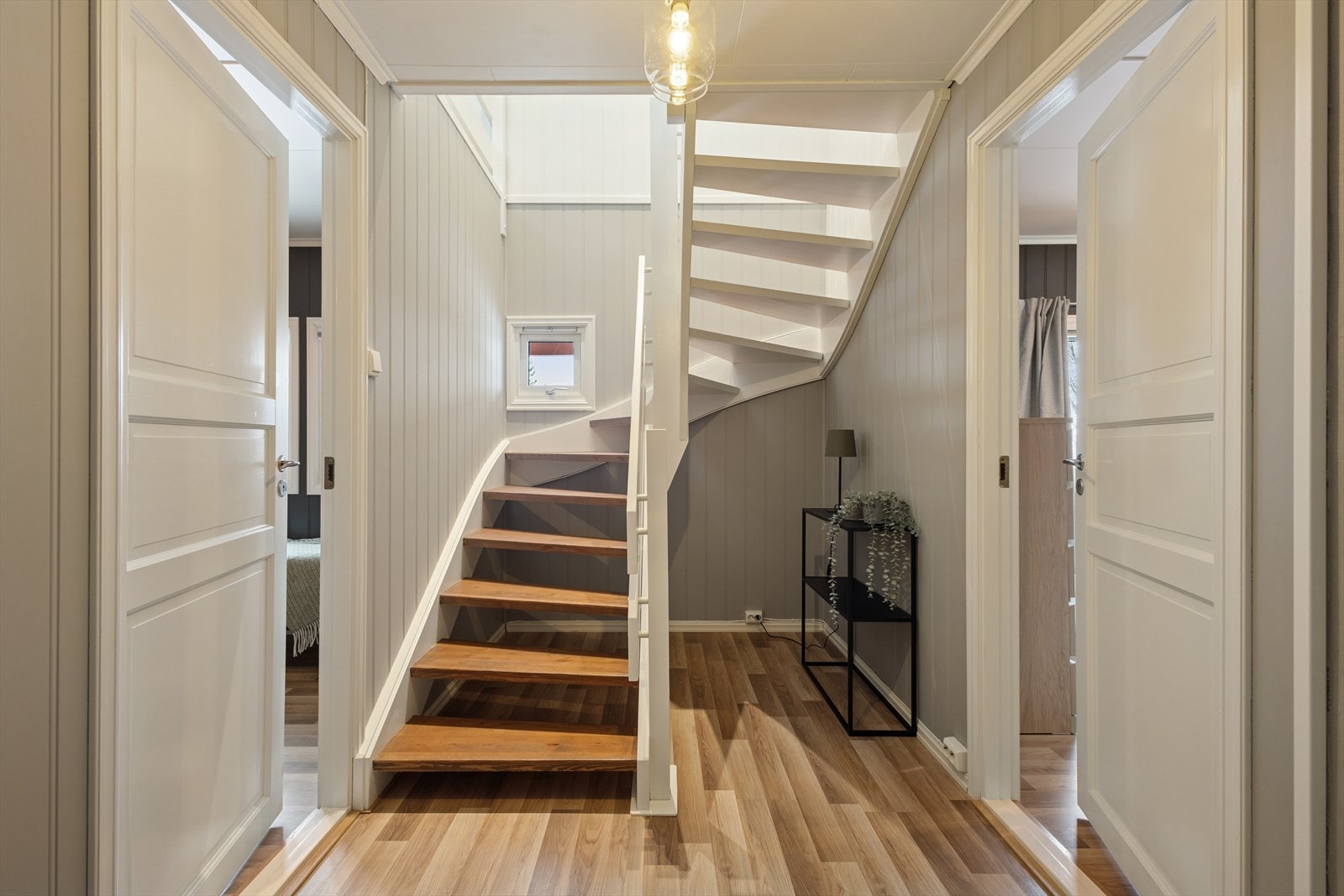 Trapperom/gang i underetasjen. Galleribilde