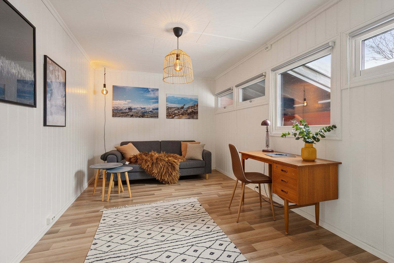 Boligen byr på tre romslige soverom, hvor et er beliggende i første etasje og de to andre soverommene er beliggende i underetasjen. Galleribilde