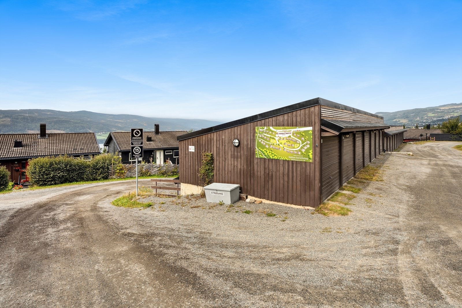 Boligen disponerer en biloppstillingsplass i felles garasjeanlegg. Gjesteparkering på anviste plasser. Galleribilde