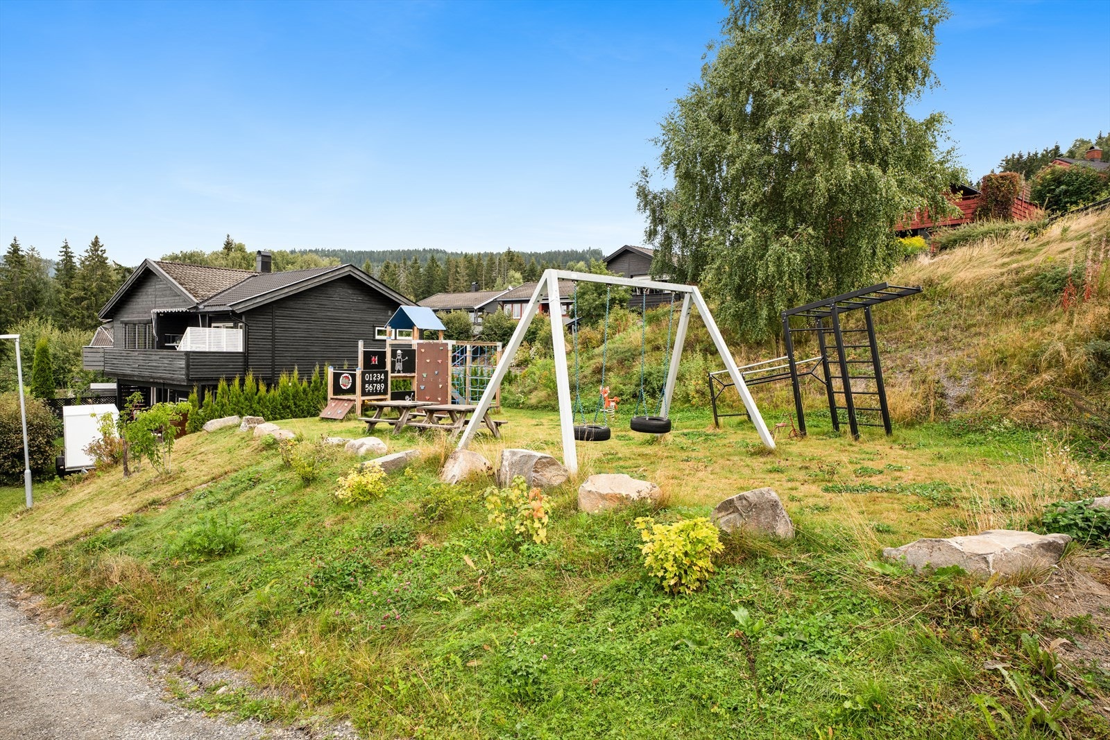 Det er lekeplass i borettslaget. Det er i tillegg en fotballbane rett ovenfor borettslaget. Galleribilde