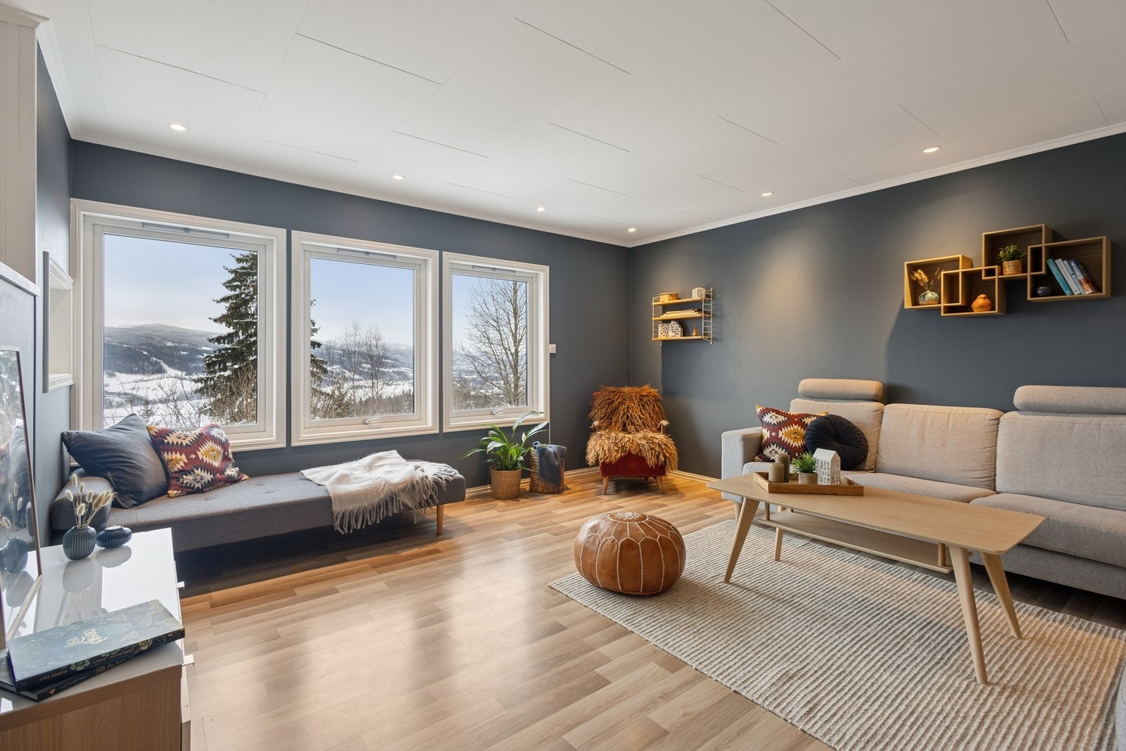 Her har en god plass til sofagruppe med tilhørende møblement og spisestuen ligger adskilt inn mot kjøkkenet. Galleribilde