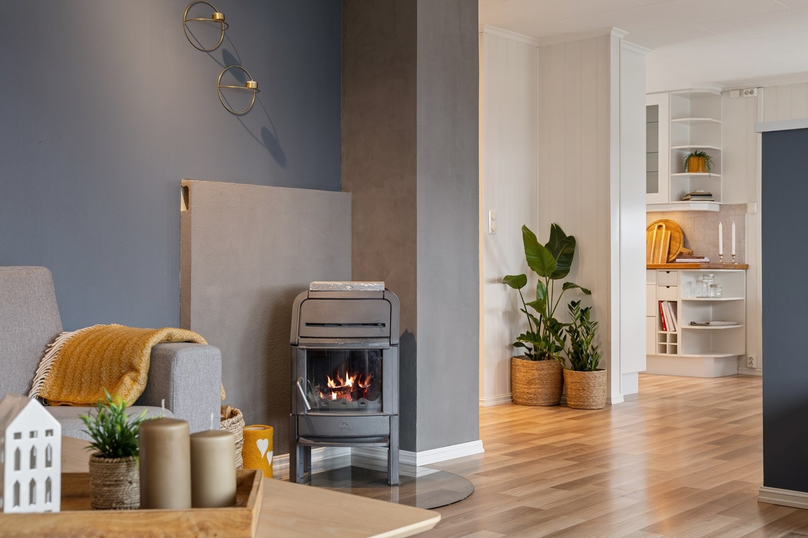 Rommet varmes opp med både vedovn og varmepumpe. Galleribilde