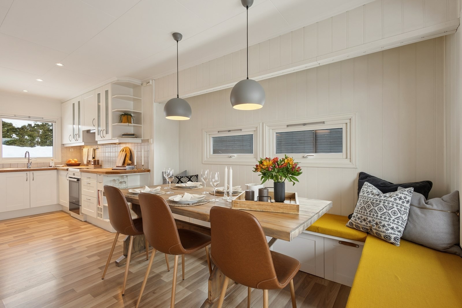 Her er det hyggelig å invitere til sosiale sammenkomster og hyggelige måltider. Galleribilde