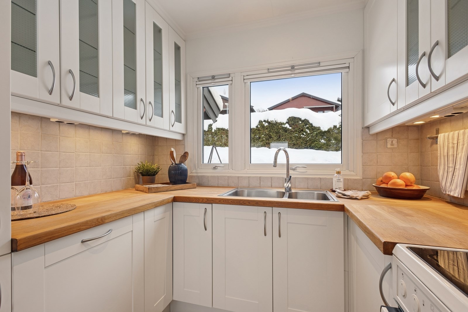 Kjøkkenet er utstyrt med frittstående komfyr og integrerte hvitevarer som oppvaskmaskin og kjøl- og fryseskap. Galleribilde