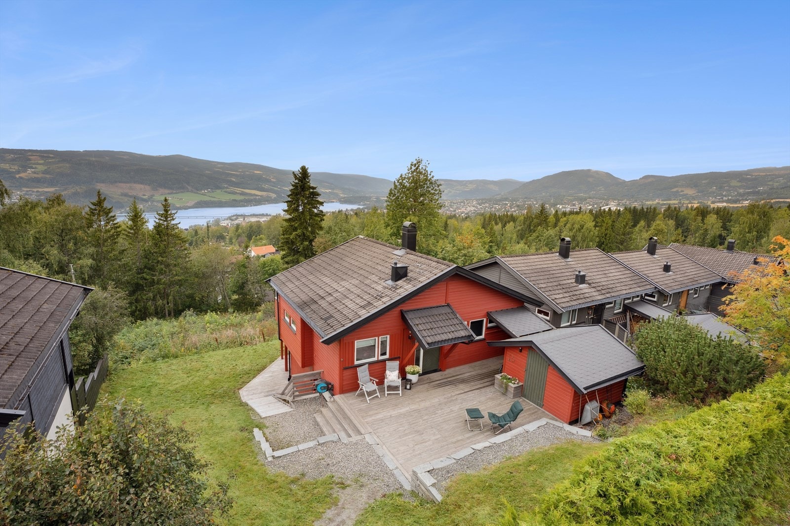 Praktisk familiebolig over to plan med et totalt bruksareal på 119 kvm. Galleribilde