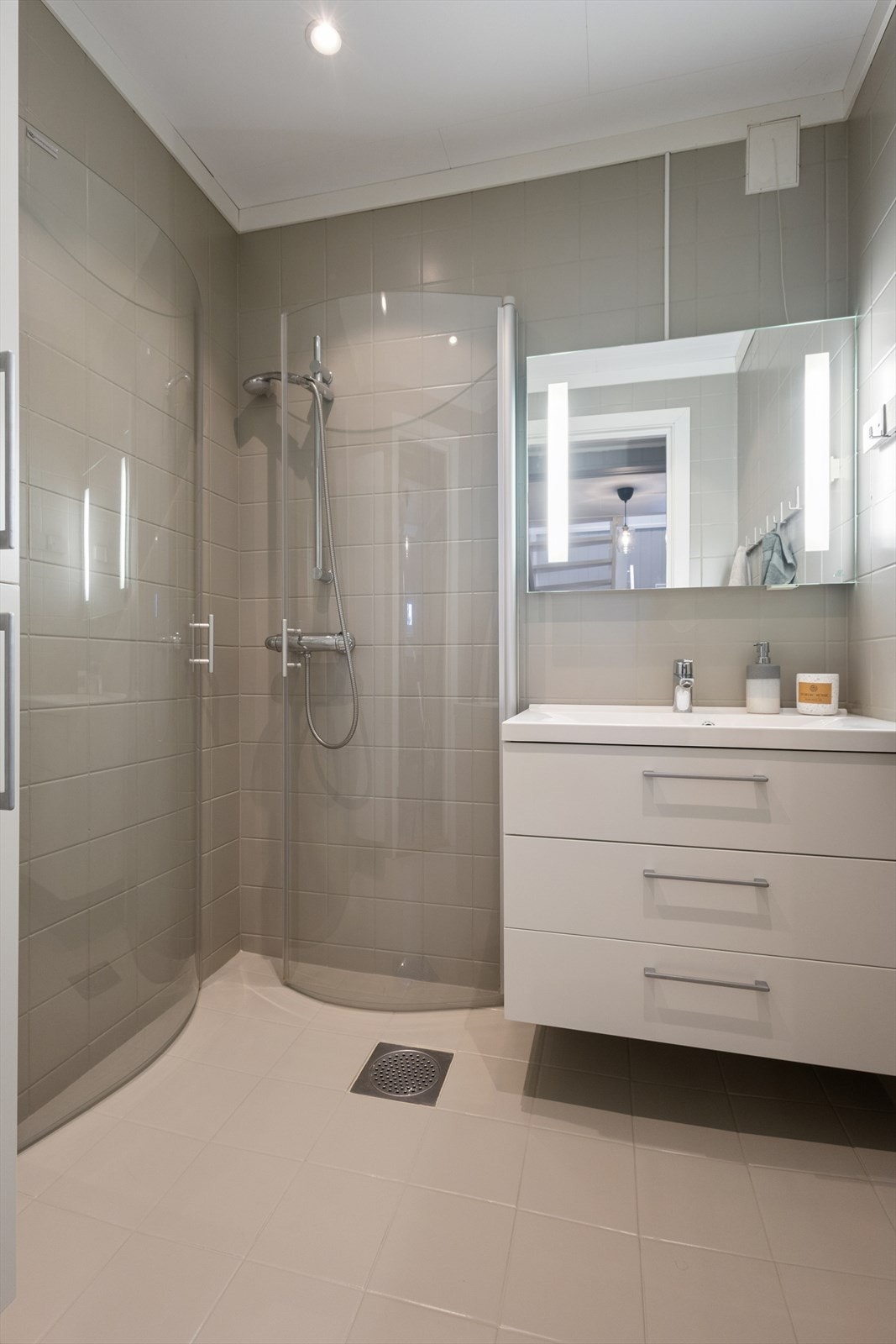 Flislagt bad med varme i gulv. Galleribilde