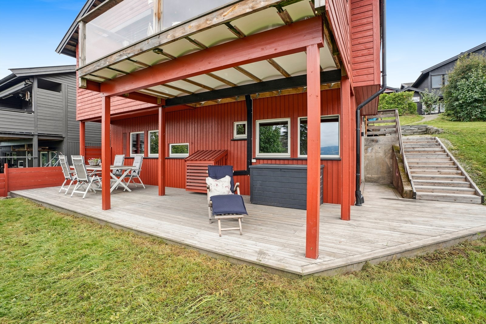 På vestsiden har man markterrasse og veranda i hovedetasjen. Galleribilde