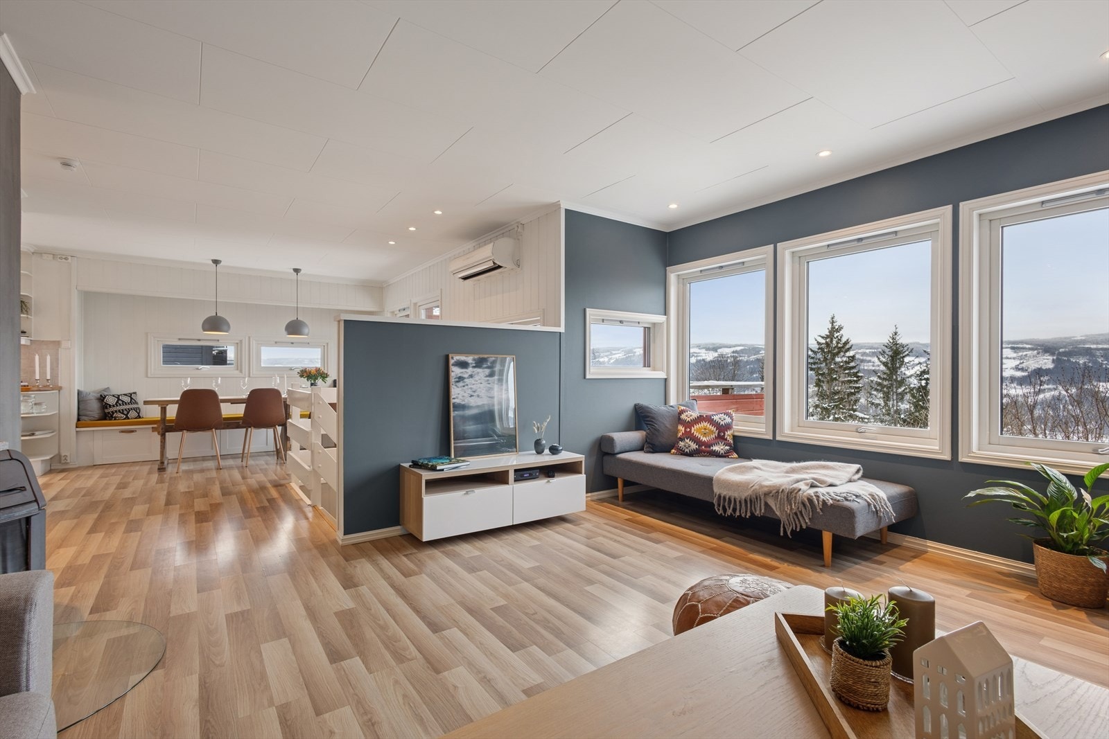 Boligen har en romslig og lys stue med store vindusflater som slipper inn mye naturlig lys. Galleribilde