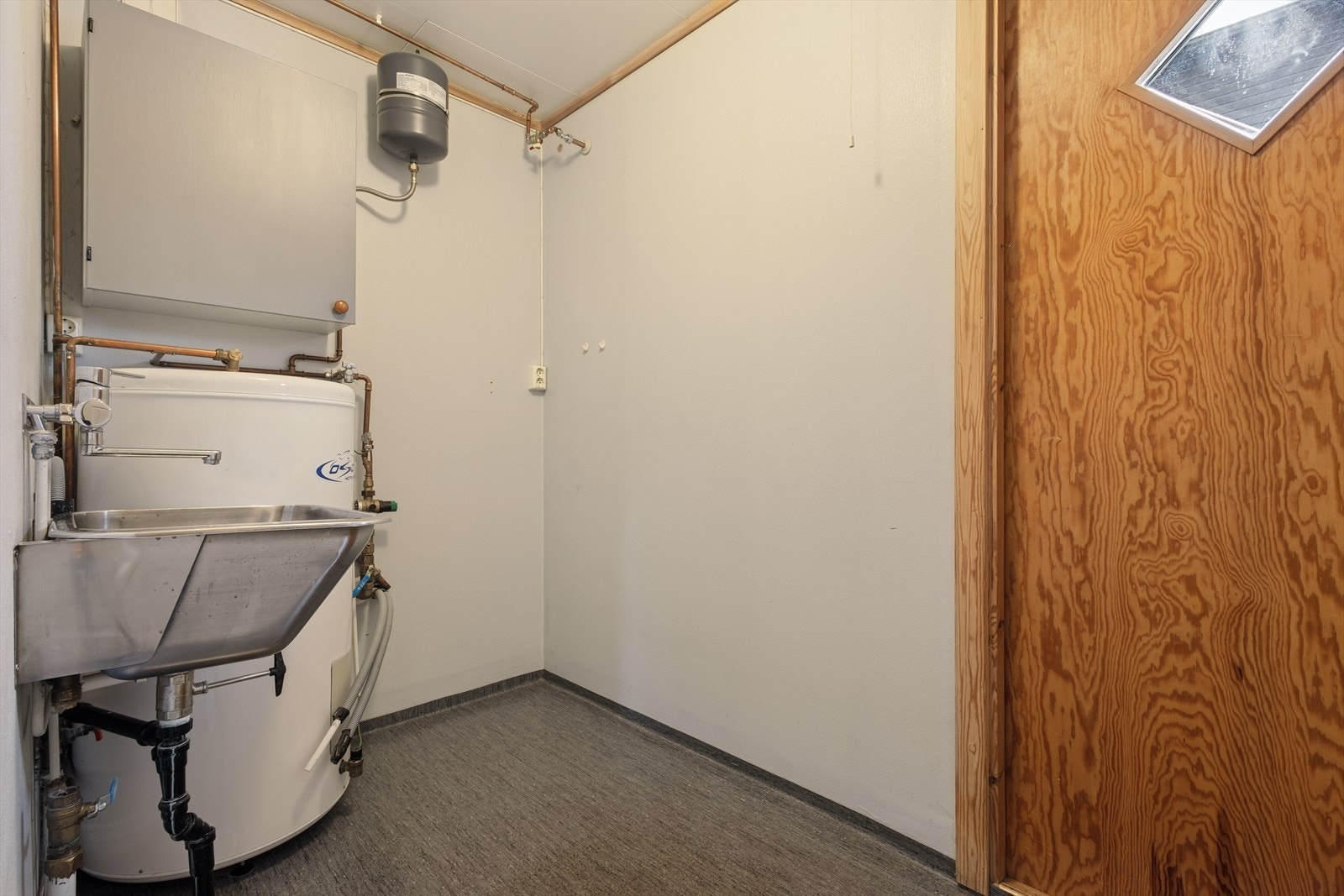 Vaskerom med gulvvarme. Det er i tillegg utvendig adkomst som gjør det veldig praktisk for småbarnsfamilier. Galleribilde