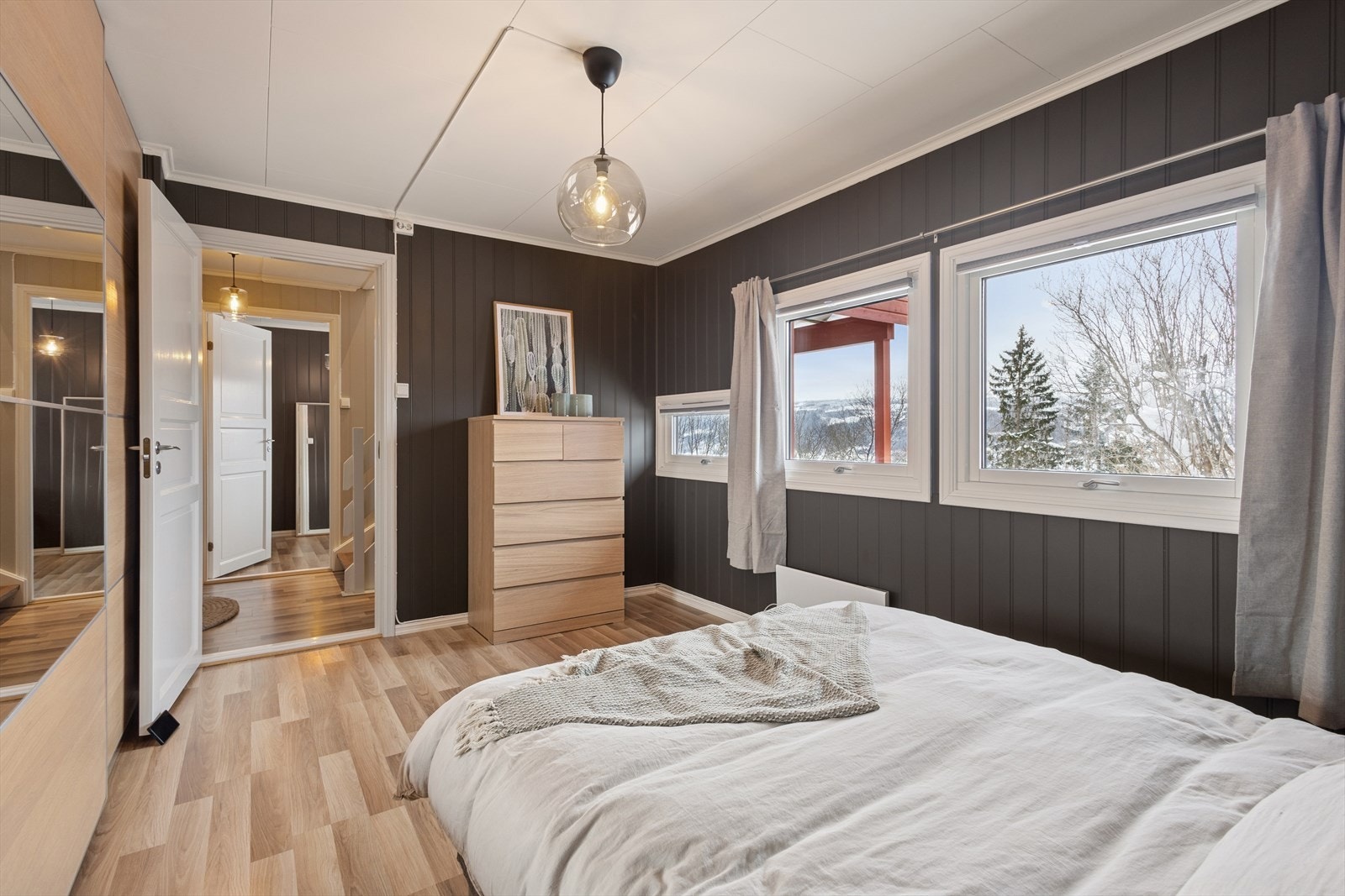 Rommet har stor skyvedørsgarderobe med speilfronter. Galleribilde