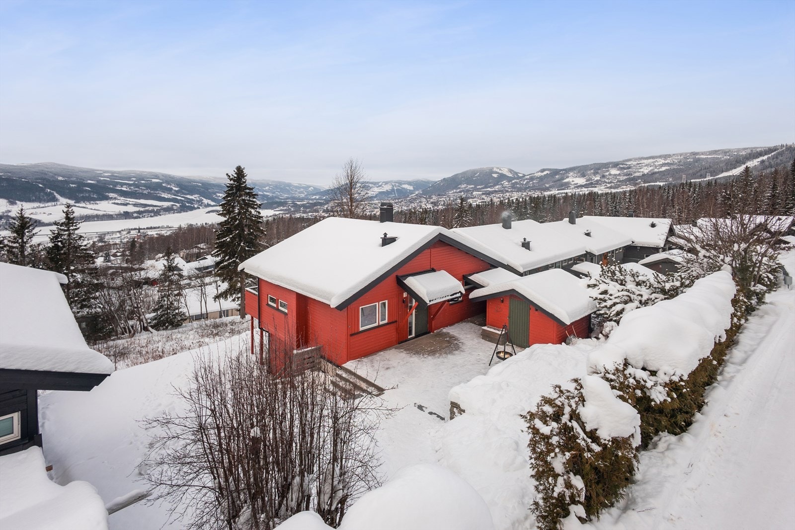 Boligen har vestvendt beliggenhet i skrånet terreng med flott utsikt og god solgang. Galleribilde