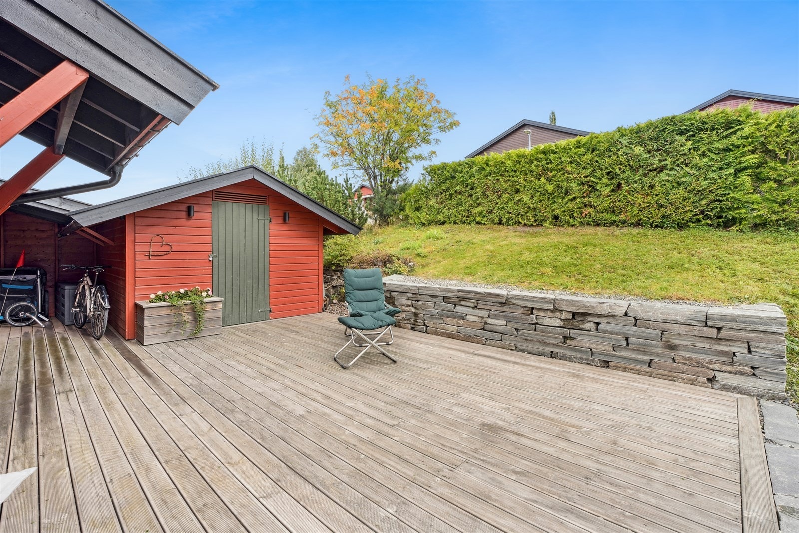 Utvendig bod 9 m² med praktisk plassering ved inngangspartiet. Galleribilde