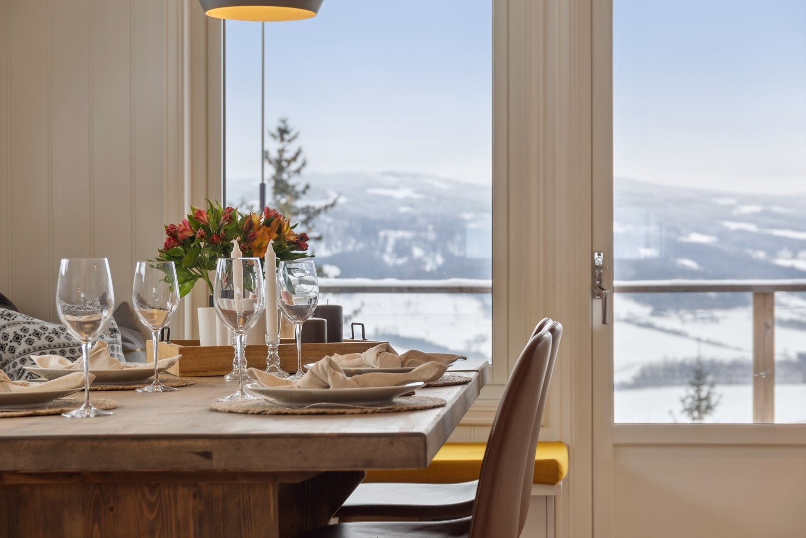 Det er også utgang fra spisestuen til en solrik veranda med svært gode sol- og utsiktsforhold. Galleribilde