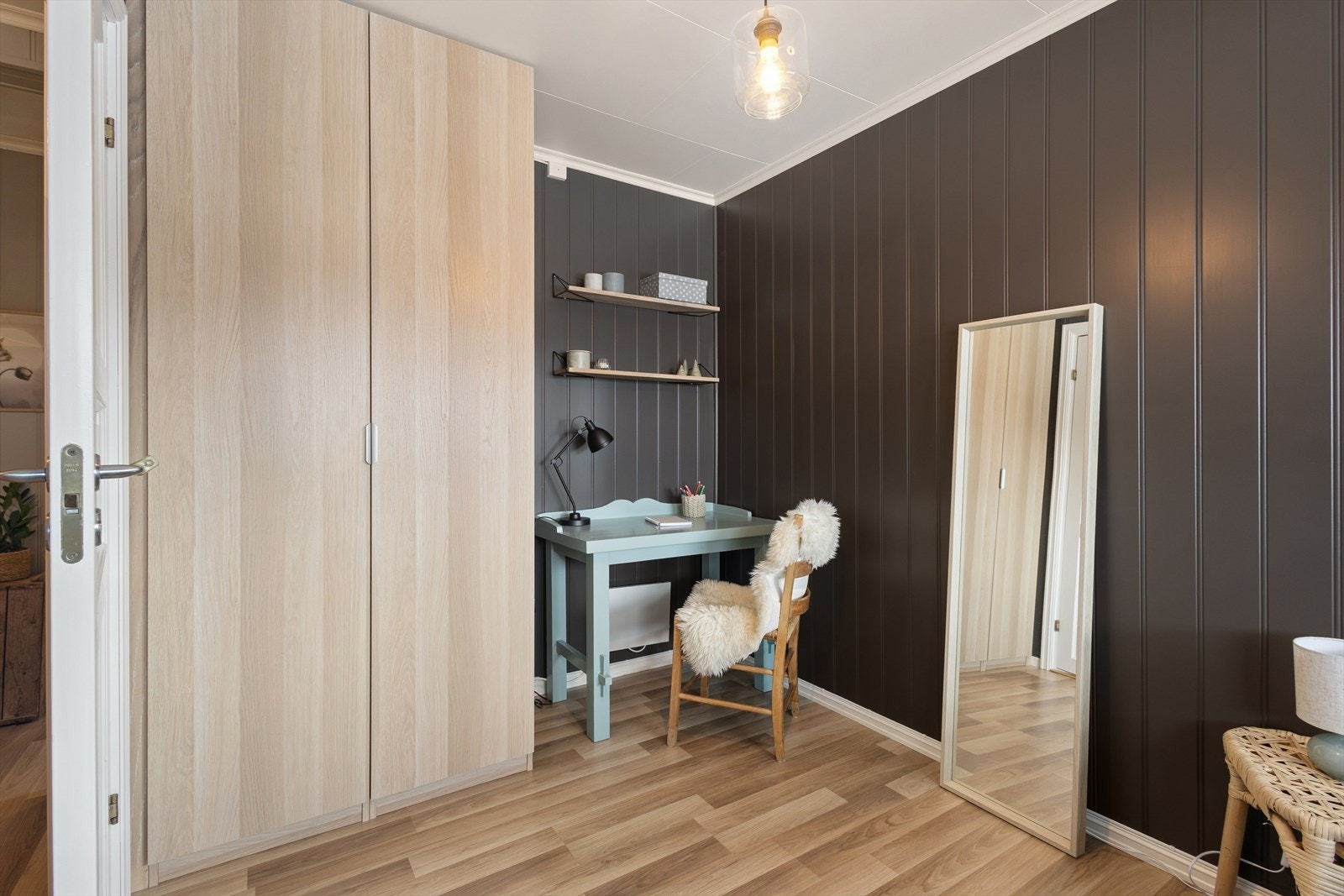 Rommet har medfølgende garderobeskap. Galleribilde