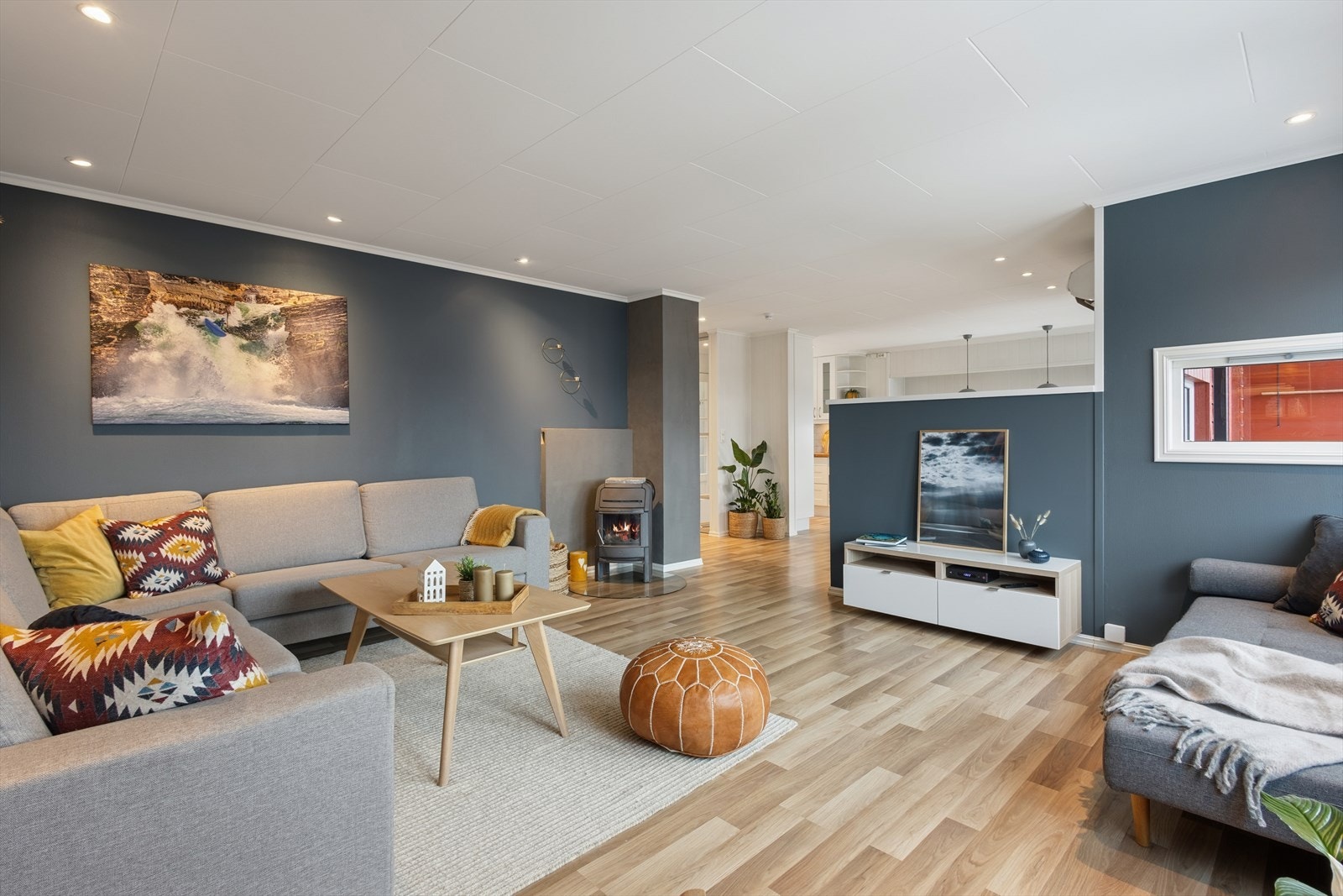 Stuens gode størrelse gir deg flere alternativer mtp møblering, og trapp/skillevegg gjør et naturlig skille mellom stue og spisestuen. Galleribilde