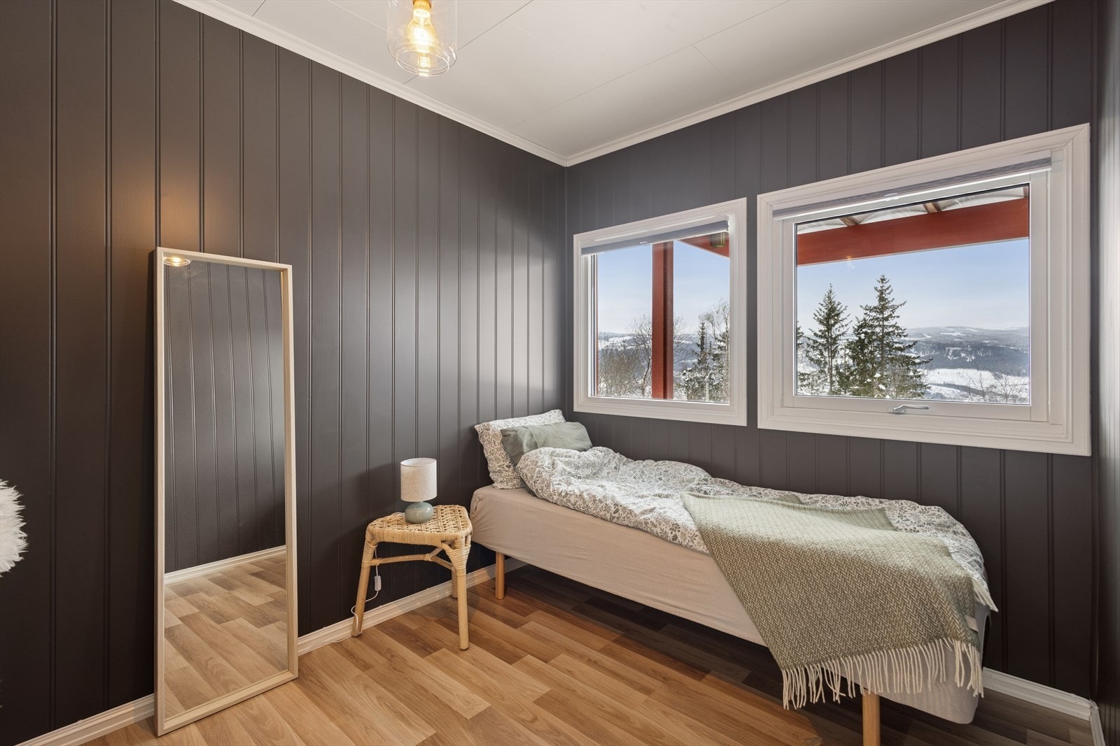 Det andre soverommet i underetasjen passer fint som barnerom, kontor eller gjesterom. Galleribilde