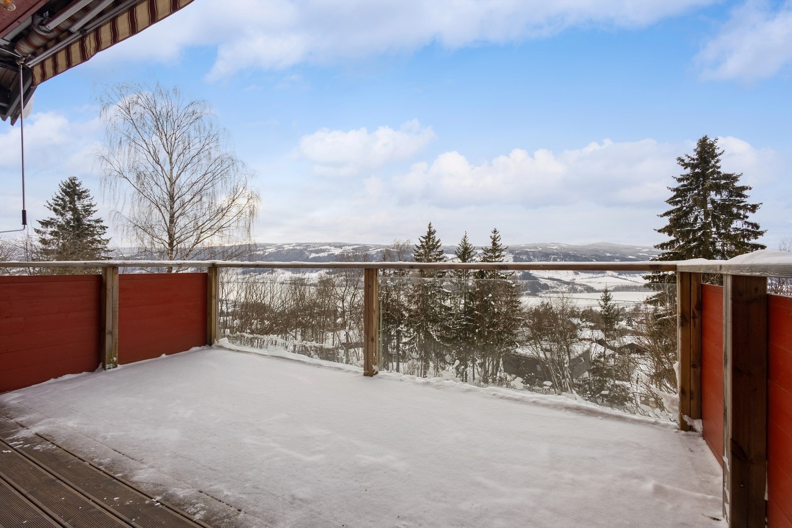 Fra terrassen har man flott utsikt og gode solfrohold. Galleribilde