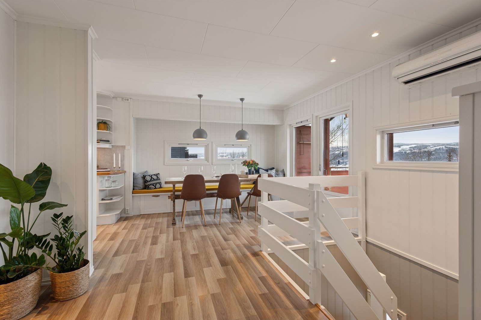 Spisestuen ligger i åpen og praktisk løsning ved kjøkkenet. Galleribilde