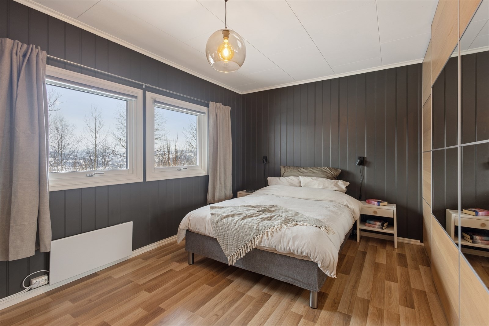 Romslig soverom med plass til dobbeltseng og nattbord på hver side. Galleribilde