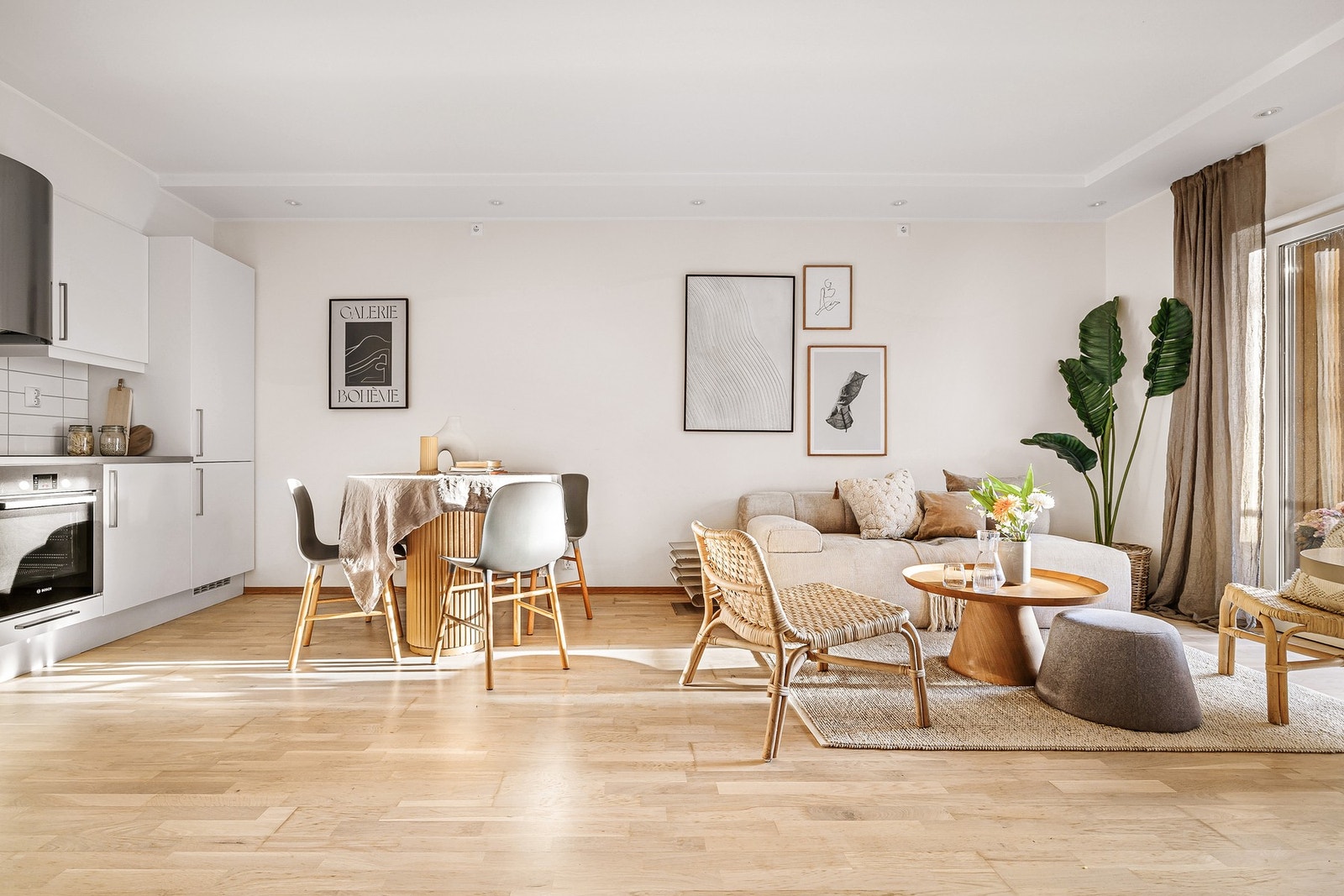 - Oppvarming skjer via vannbåren varme med radiator i gang og gulvvarme på bad - Galleribilde