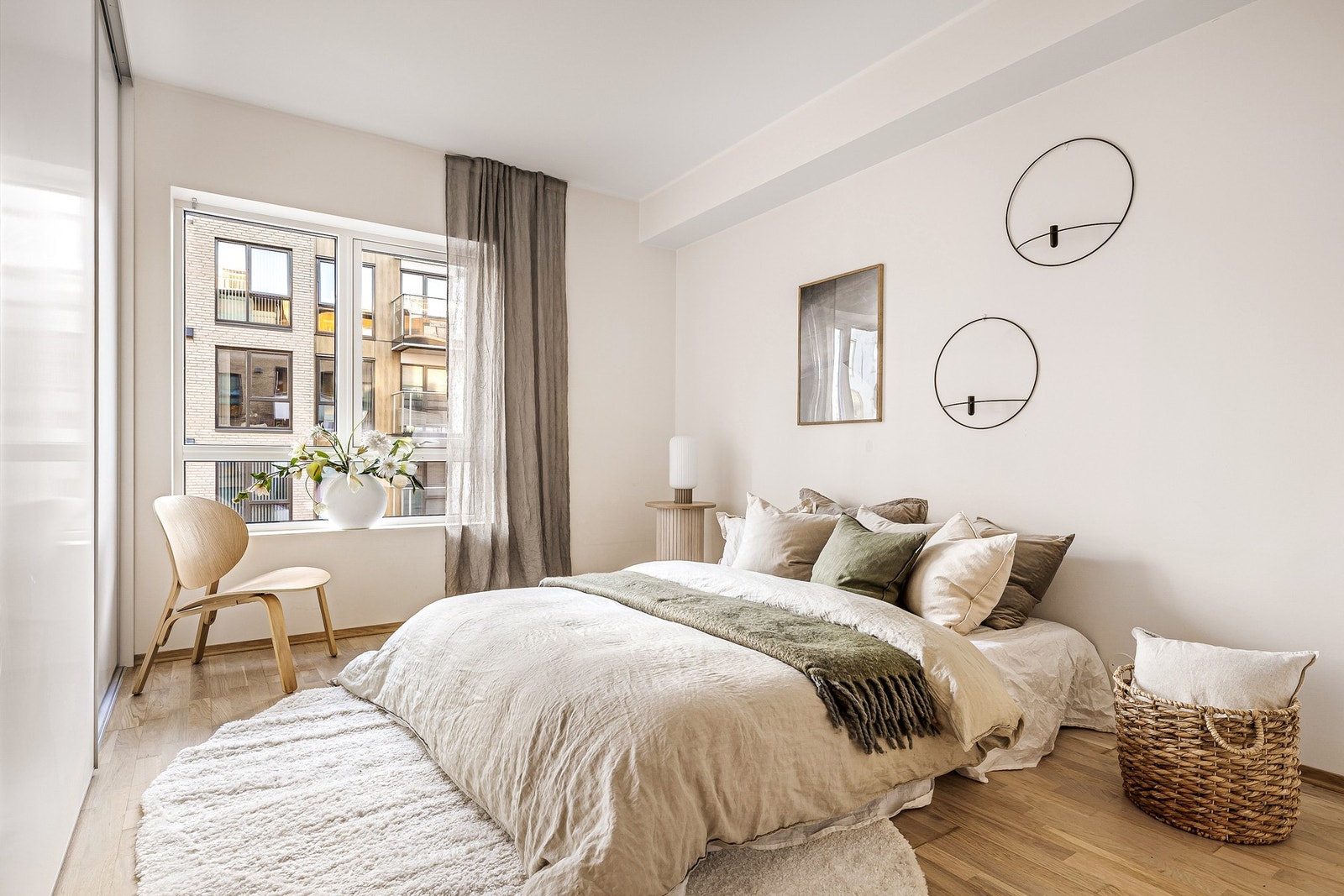 - Hovedsoverommet er romslig og innredet med praktisk skyvedørsgarderobe - Galleribilde