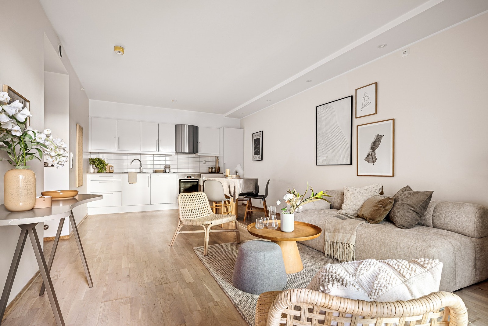 - Det er god plass til både sofagruppe og spisebord - Galleribilde