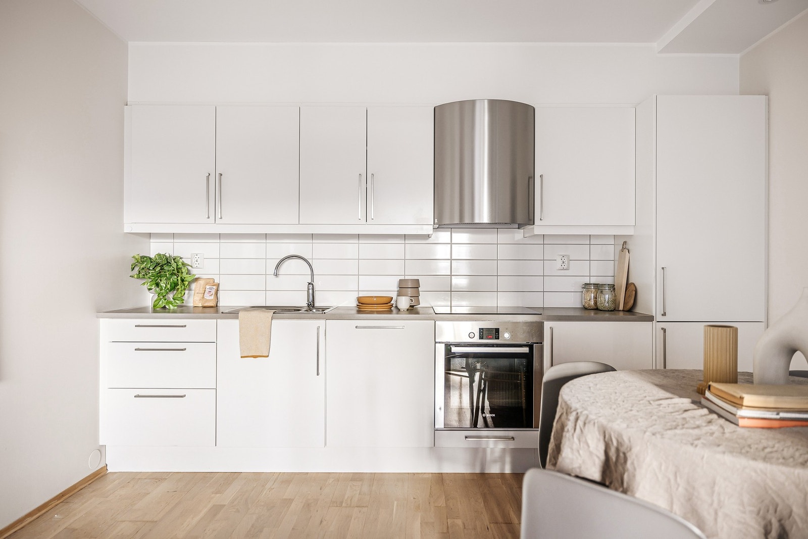 - Integrerte hvitevarer bestående av stekeovn, platetopp, ventilator, oppvaskmaskin og kjøle-/fryseskap - Galleribilde