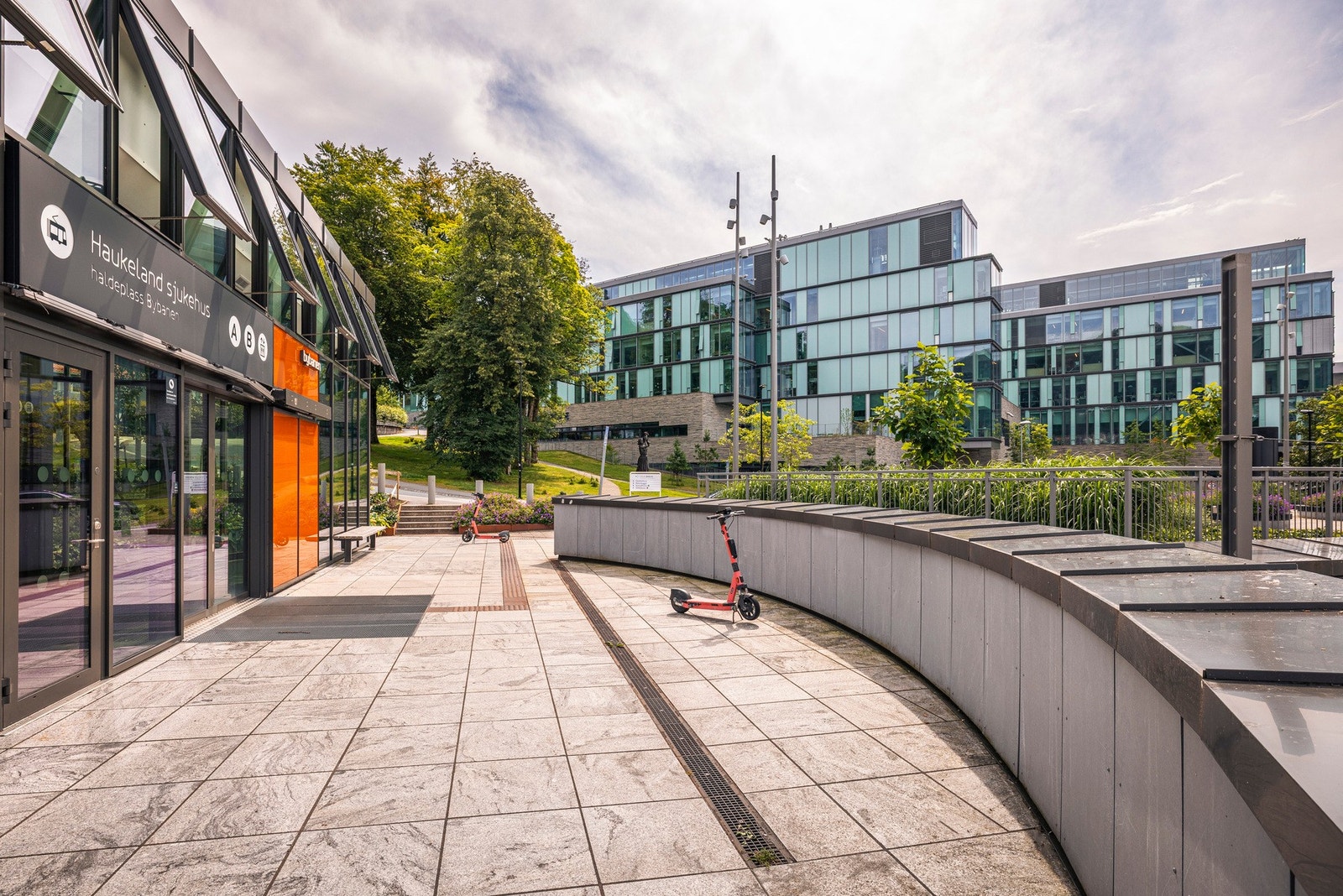 - Det er gangavstand til både Haukeland Sykehus, UiB, Høgskolen (HVL) og BI - Galleribilde