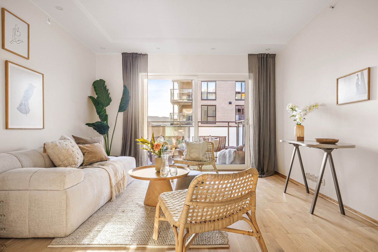 - Fra stuen er det utgang til balkong på 7 kvm - Galleribilde