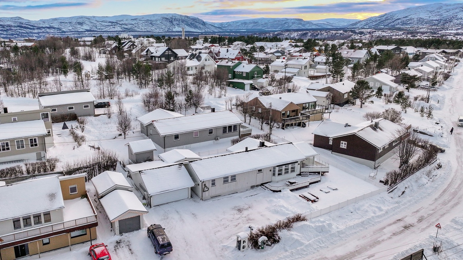 Boligen har en sentral og attraktiv beliggenhet på Midtbakken. Galleribilde