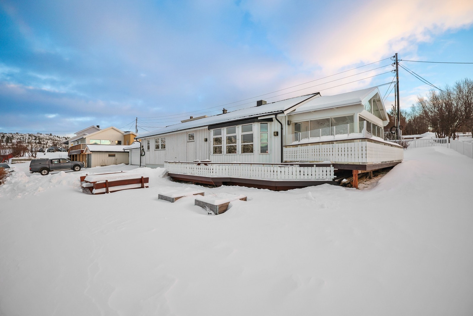 Boligen har et flott uteområde med terrasse og hage. Galleribilde