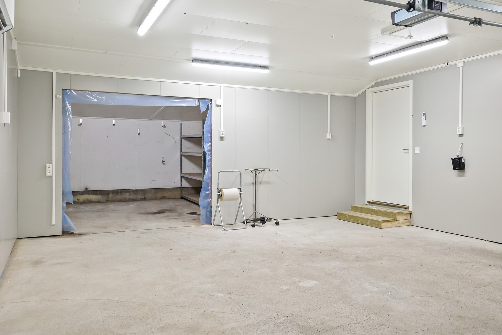 I garasjen er det god lagringsplass. Galleribilde