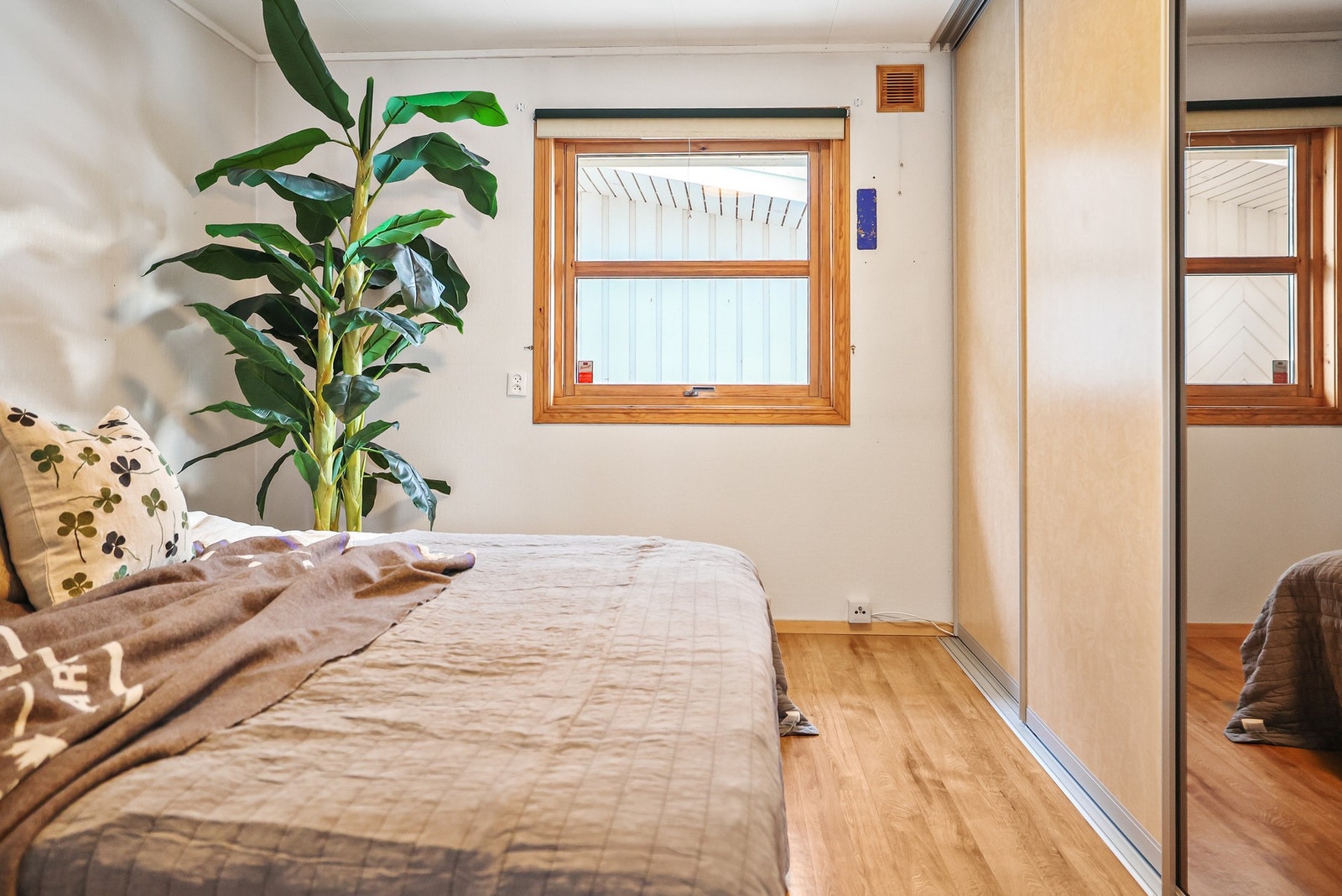 Her er det montert en skyvedørsgarderobe som sørger for god oppbevaringsplass. Galleribilde