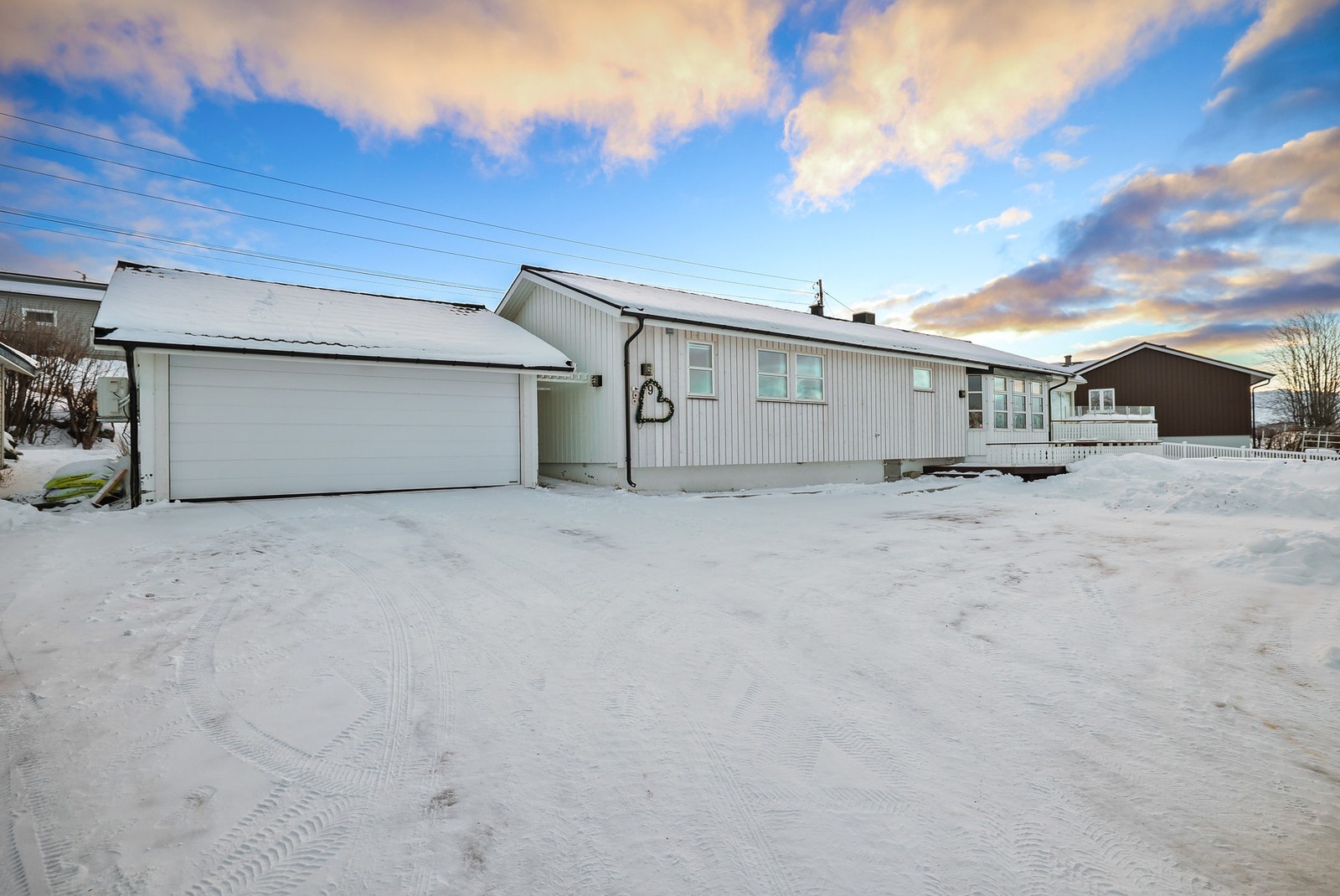 Boligen har en dobbel garasje på 65 kvm. Galleribilde