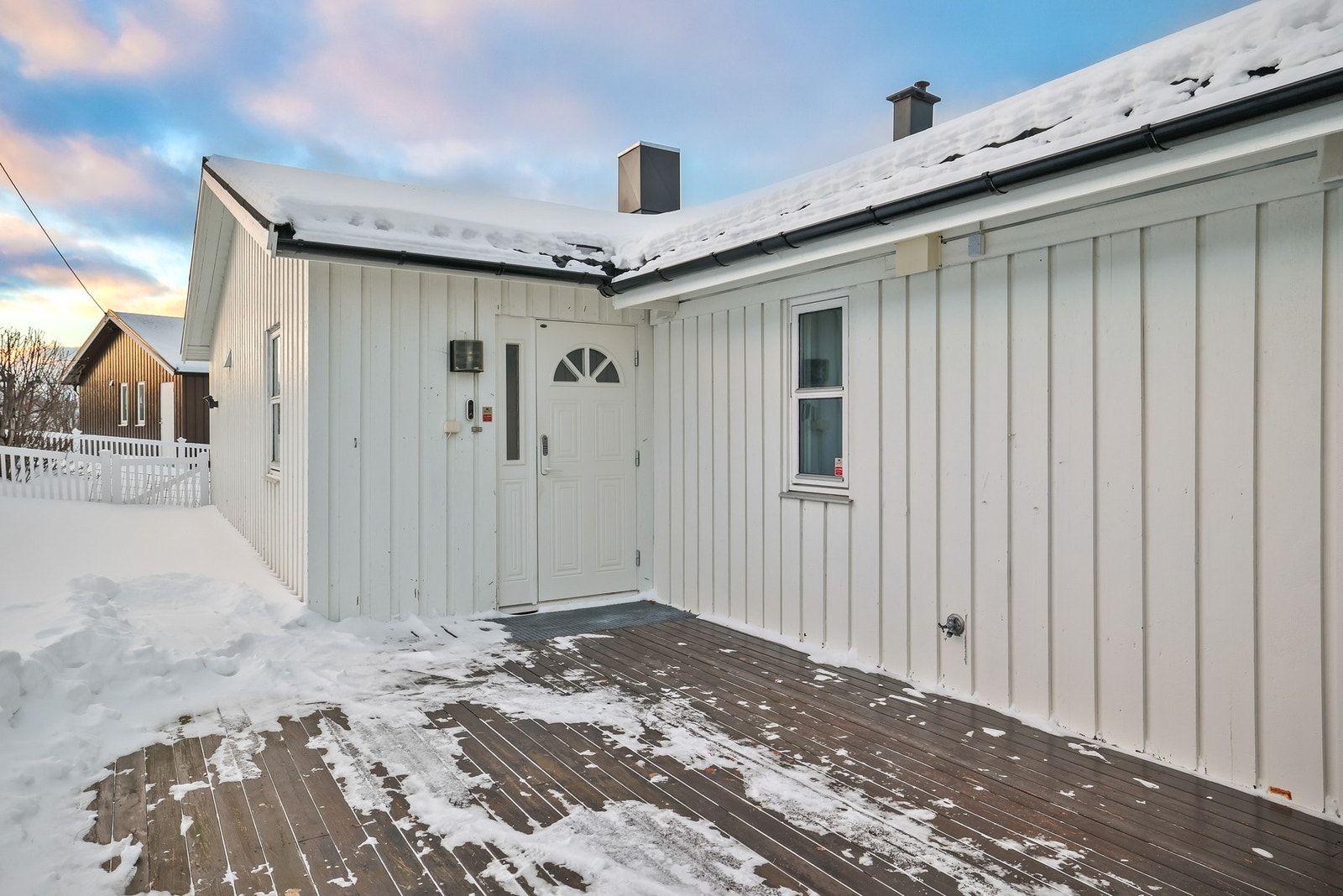 Boligen har et flott inngangsparti med terrasse. Her er det god plass til en sittegruppe og annet ønsket møblement. Galleribilde