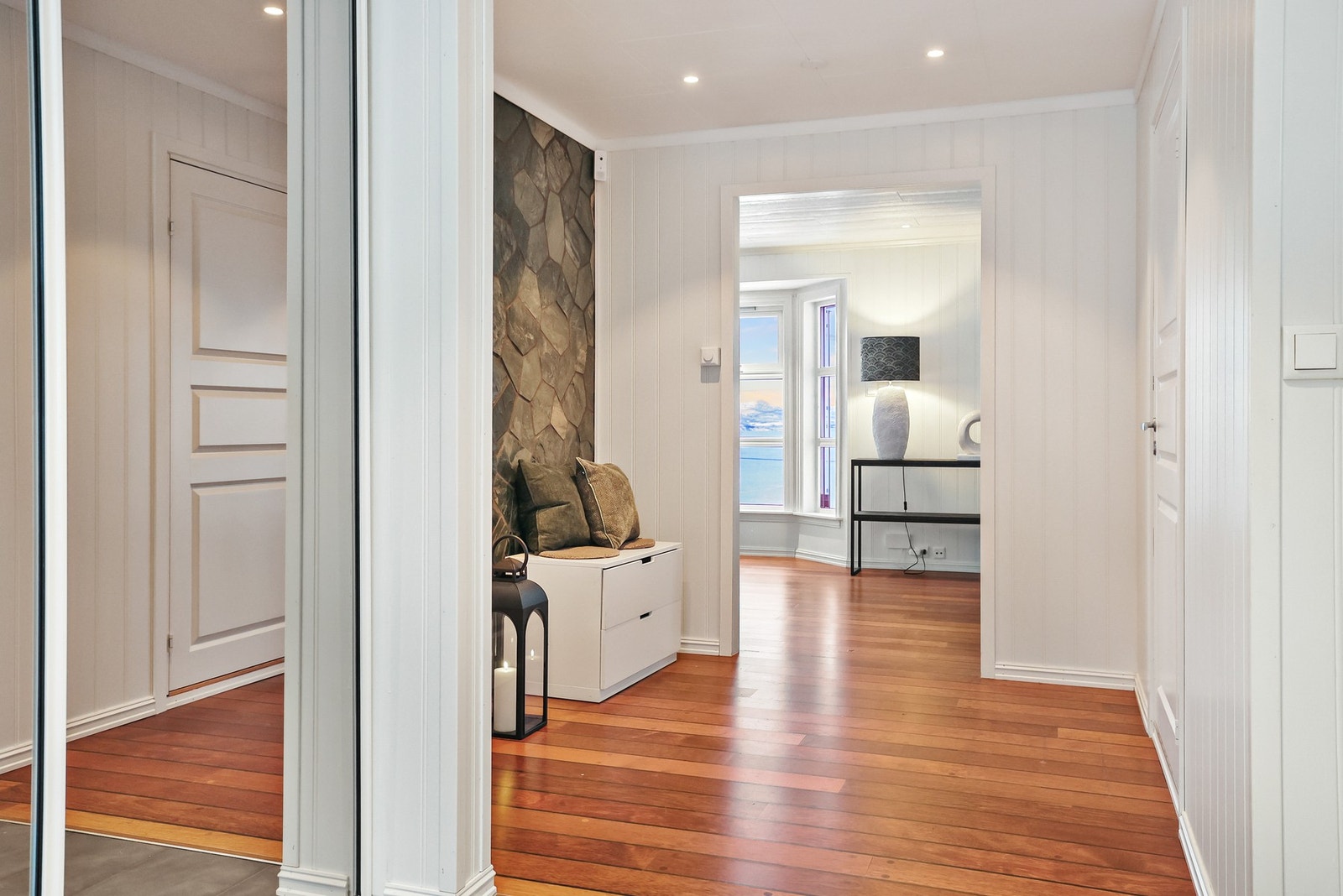 Her er det en praktisk skyvedørsgarderobe som sørger for god oppbevaringsplass av uteklær og sko. Galleribilde