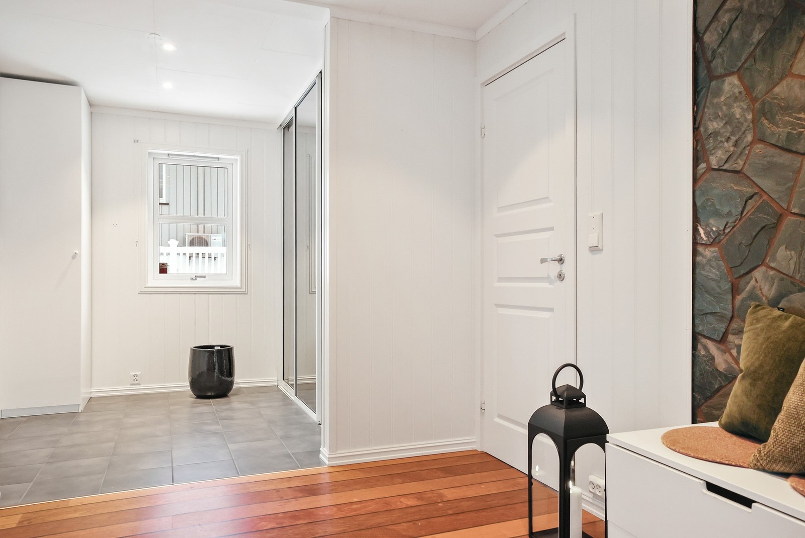 Vel inne blir du møtt av en lys entré som gir et godt førsteinntrykk av boligen. Galleribilde