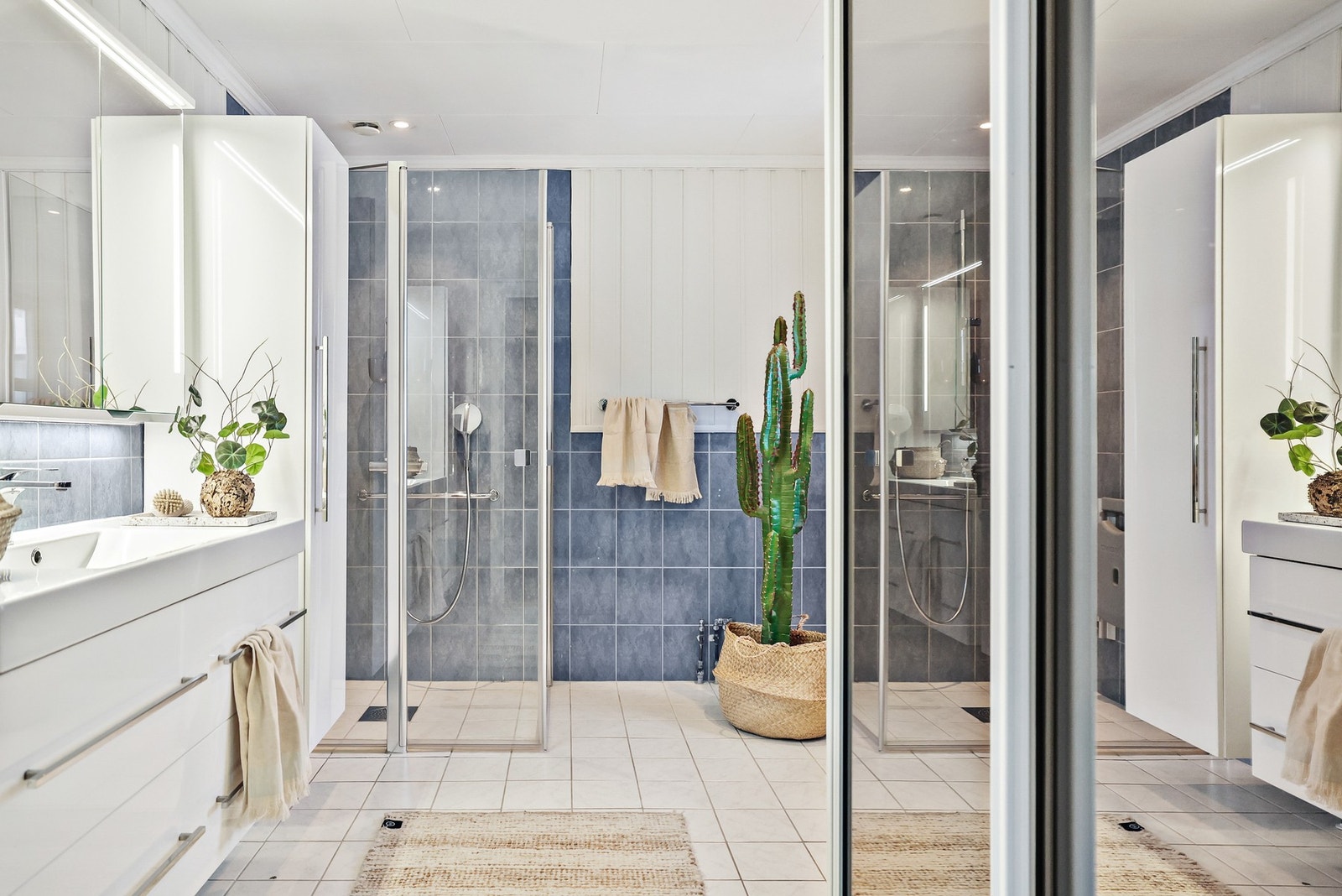 Baderom med flislagt gulv med behagelig gulvvarme. Galleribilde