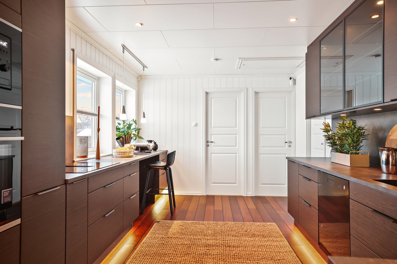 Kjøkkenet har en funksjonell utforming som sørger for effektive arbeidsflater og god oppbevaringsplass i skuffer og skap. Galleribilde