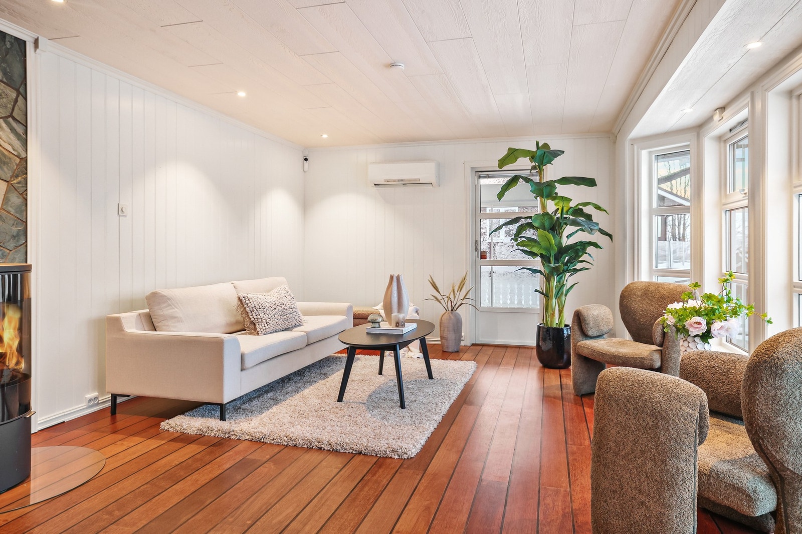 Det er montert vedovn for hyggelig oppvarming på kjølige dager, og varmepumpe for jevn varme. Galleribilde