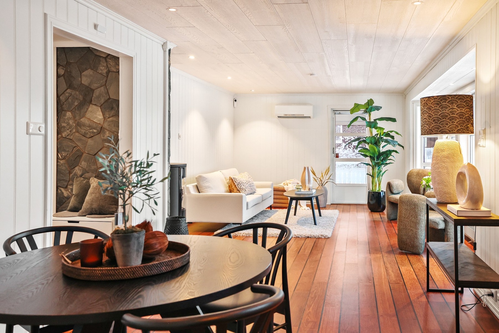 Boligen har en flott stue med fine detaljer. Galleribilde