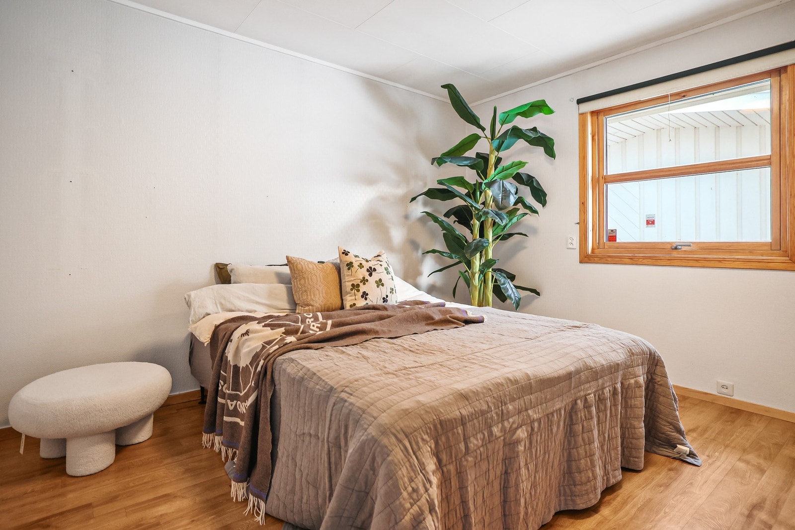 Hovedsoverommet har god plass til dobbeltseng, nattbord på hver side og annet ønsket møblement. Galleribilde