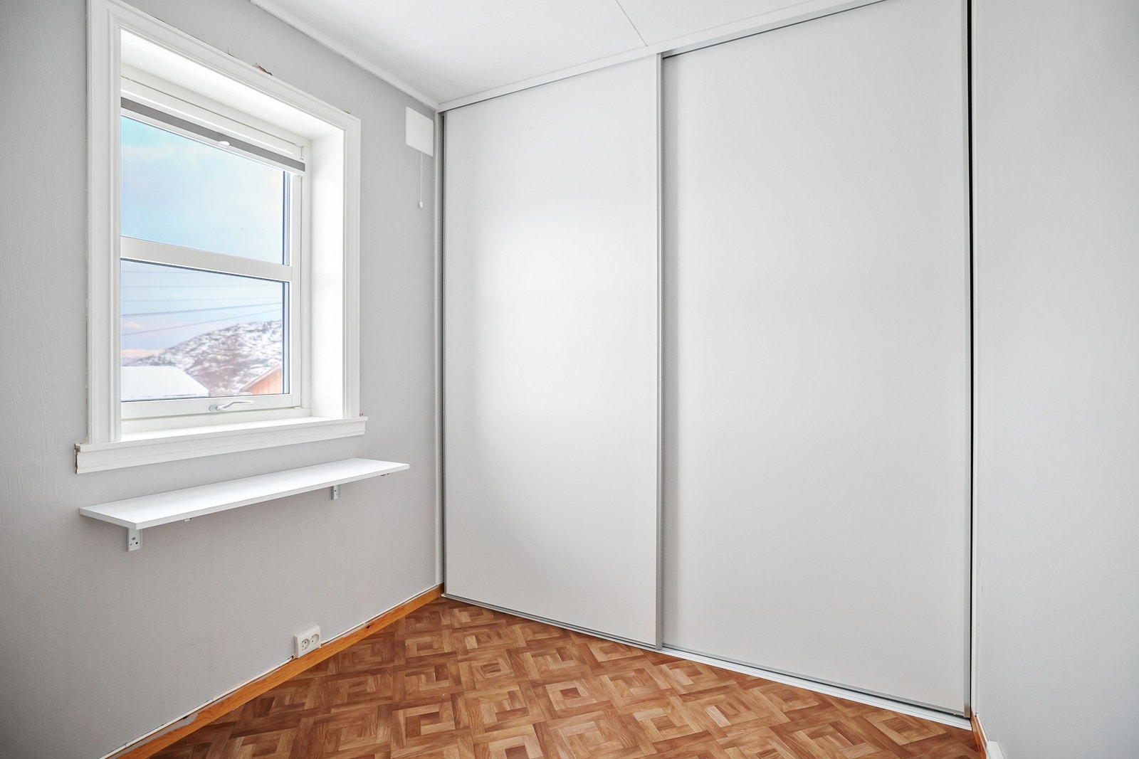 Det andre soverommet har også plass til seng og annet ønsket møblement. Her er det også montert en skyvedørsgarderobe. Galleribilde