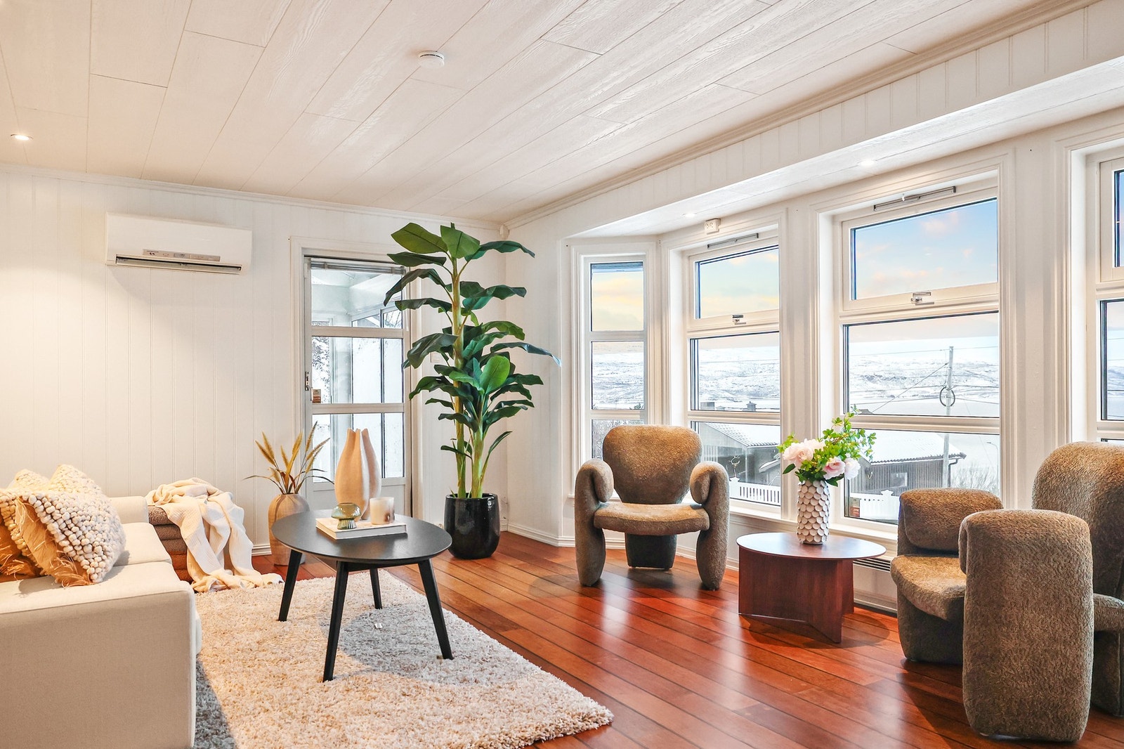 Fra stue er det utgang til en innglasset balkong. Galleribilde