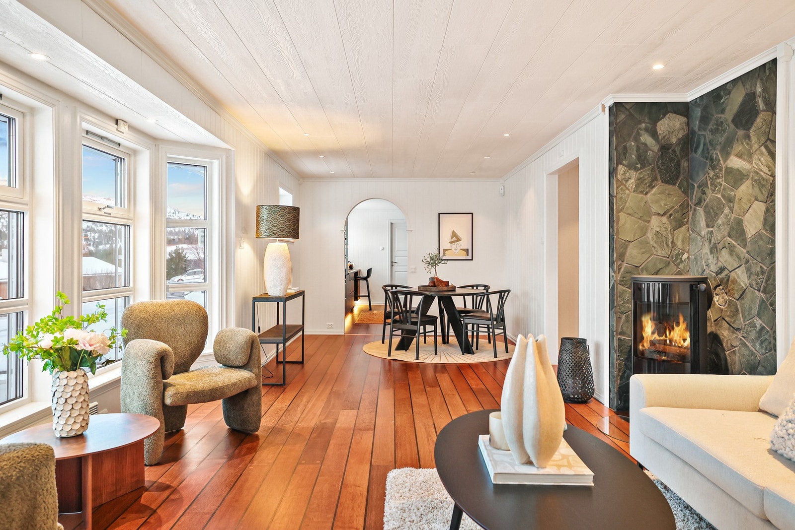 Det er god plass til en sofagruppe med tilhørende møblement. I tillegg til en spisebord med tilhørende stoler. Galleribilde