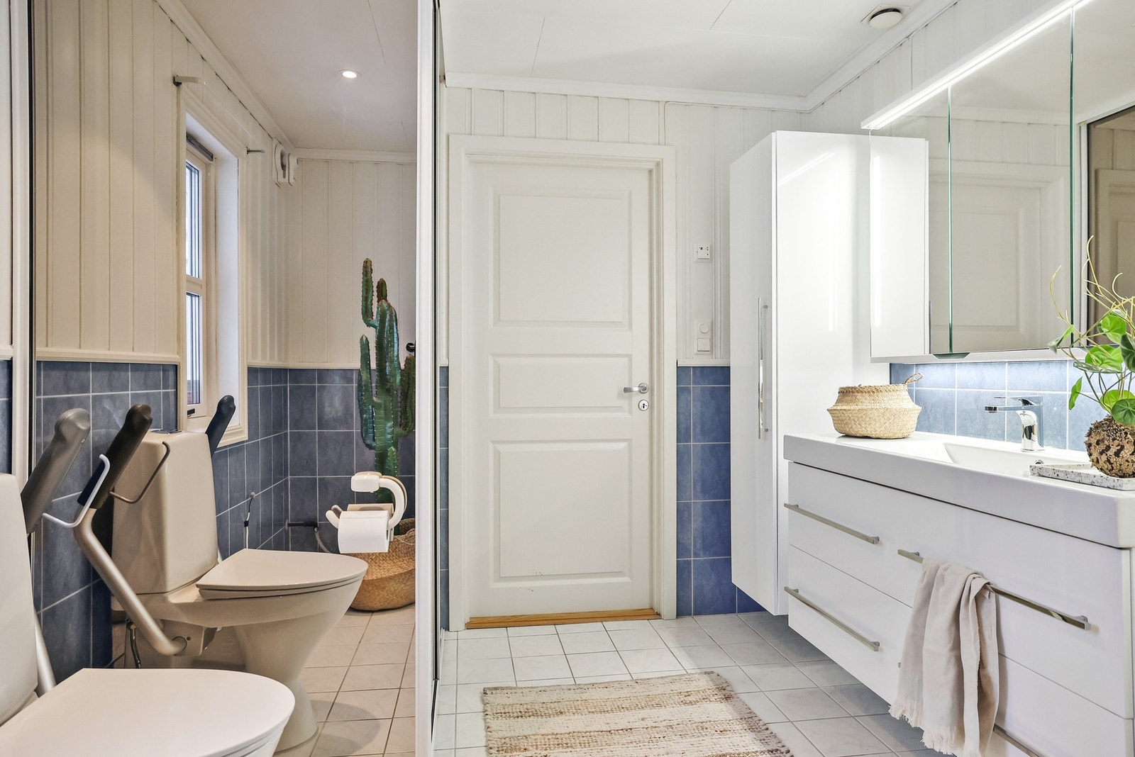 Det er vegghengt servantinnredning med speilskap med overlys. I tillegg er det et praktisk garderobeskap og vegghengt høyskap for ekstra oppbevaringsplass. Galleribilde